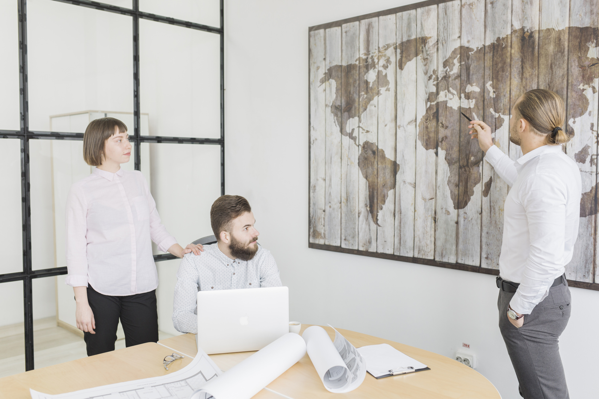Beraterteam vor regionaler Karte